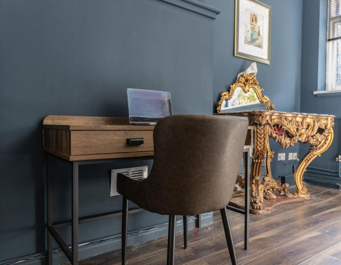 Boutique Family Apartment In Celebrity Village. Barnt Green Exteriör bild